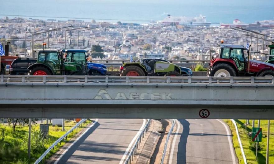 Σκληραίνουν τη στάση τους οι αγρότες - Πού στήνουν μπλόκα, ποιοι δρόμοι είναι κλειστοί